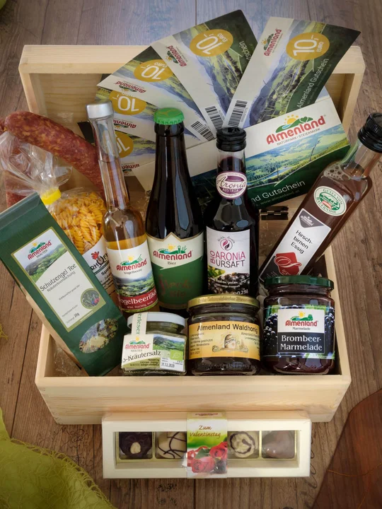 Gefüllter Almenland Spezialitäten Korb aus dem Naturpark.