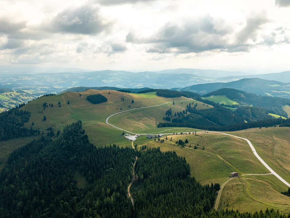 Landschaftsfoto über die Sommeralm im Naturpark Almenland.