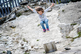 Kinder im Wasserspielplatz