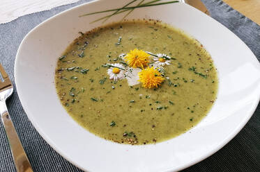 Löwenzahn Wildkräuter Suppe angerichtet Löwenzahn Wildkräuter Suppe angerichtet
