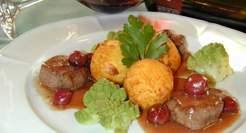 Wild-Medaillons in Weichselsauce