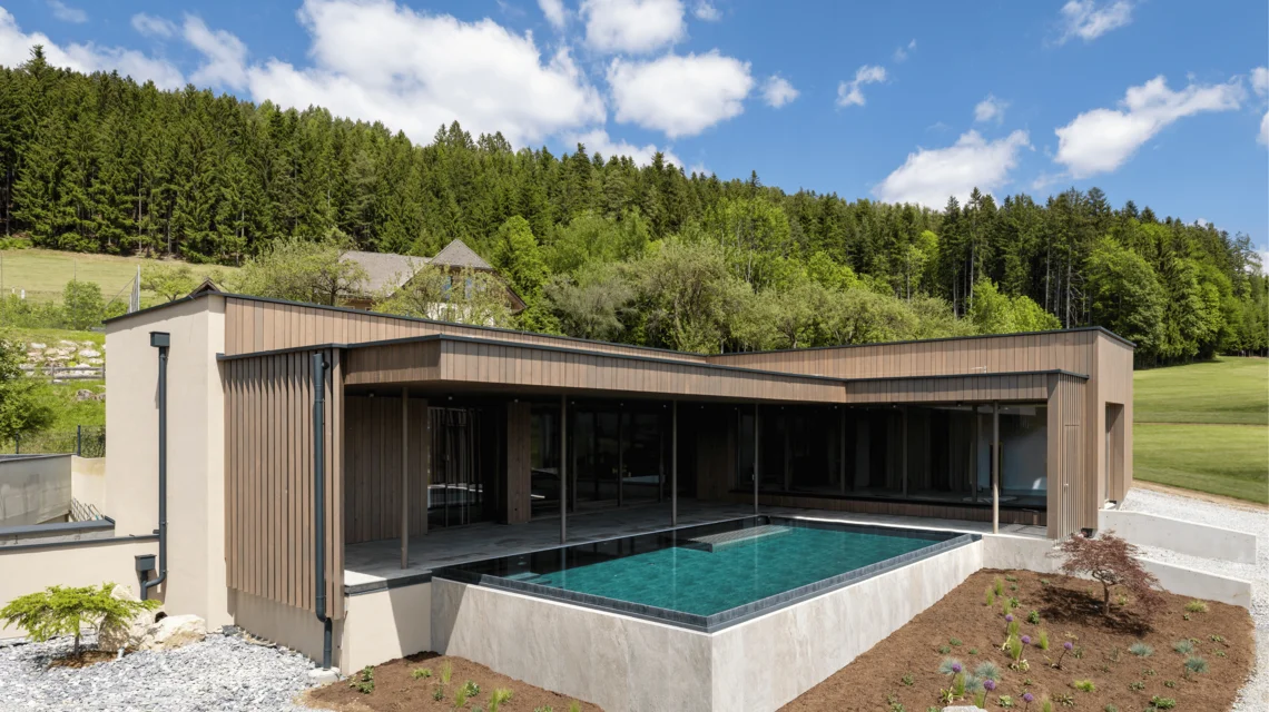 Der Outdoorbereich mit Infinitypool beim Vital-Hotel-Styria. Der Outdoorbereich mit Infinitypool beim Vital-Hotel-Styria.