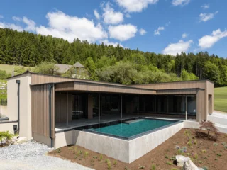 Der Outdoorbereich mit Infinitypool beim Vital-Hotel-Styria.