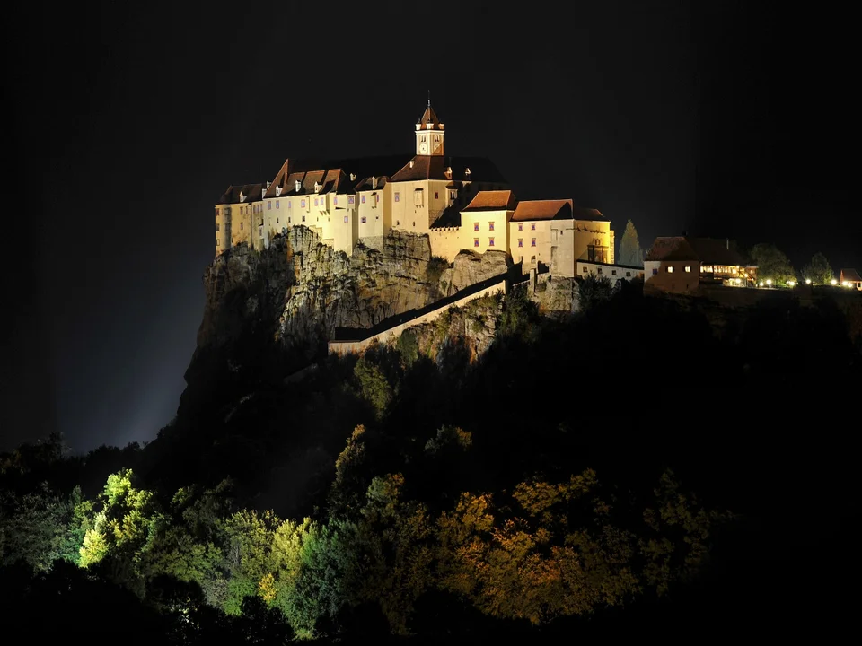 Riegersburg bei Nacht.
