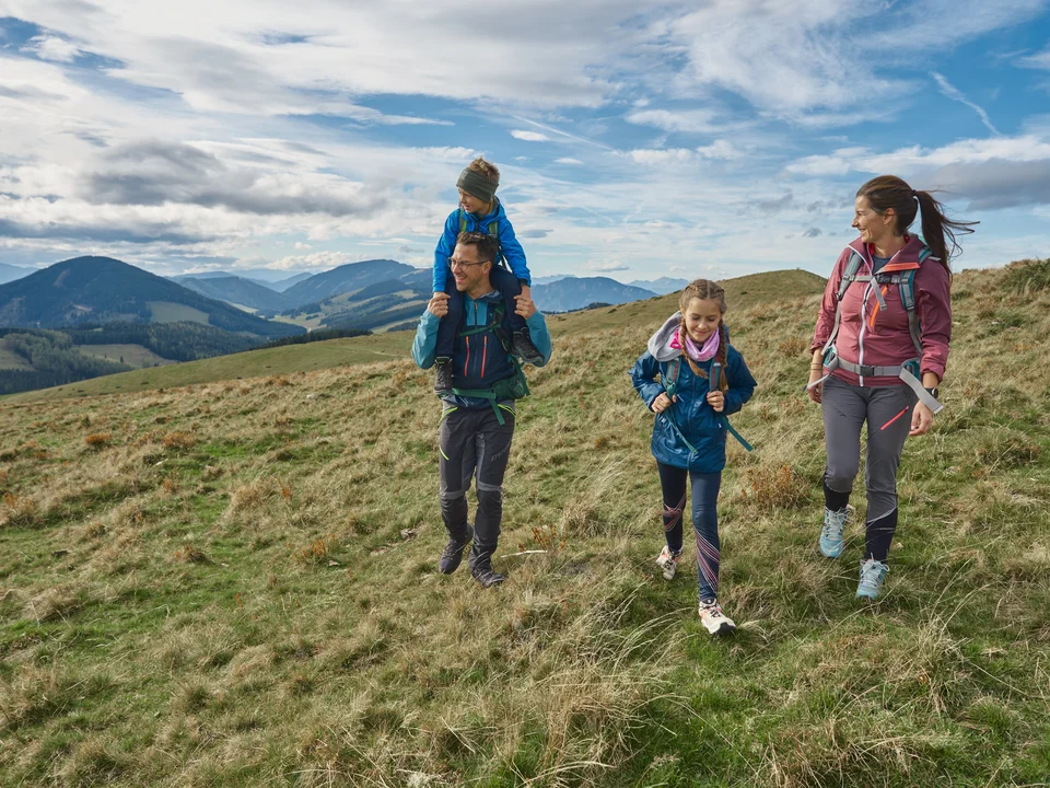 Familienwanderung über die Sommeralm im Naturpark Almenland.