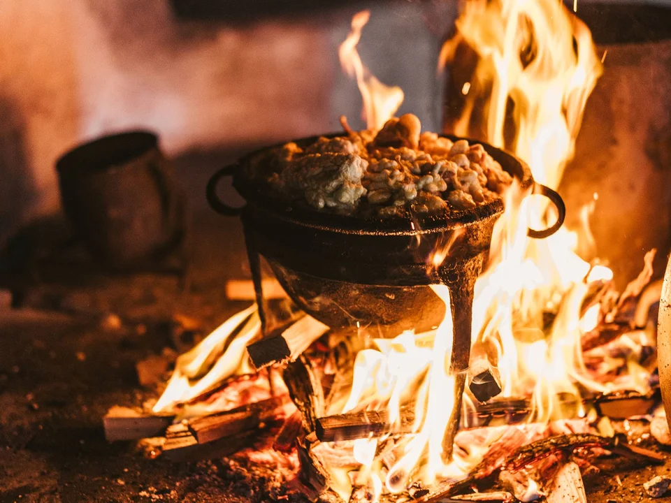 Sterz am Feuer im Rauchstubenhaus Anger