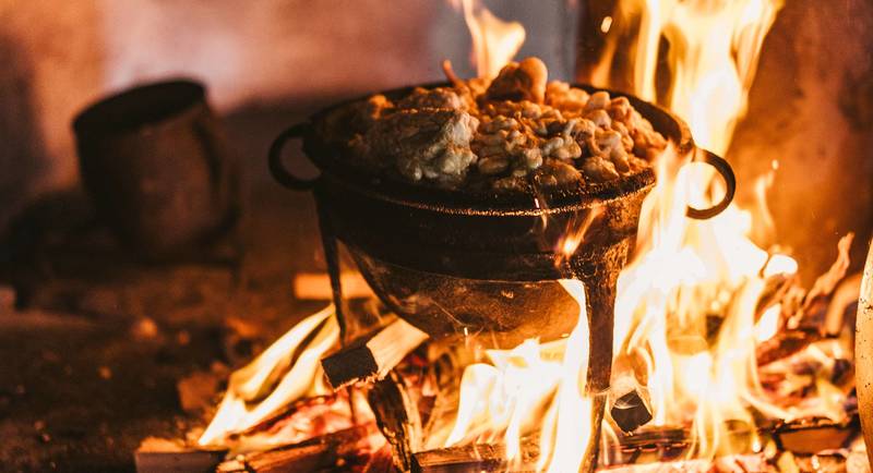 Sterz am Feuer im Rauchstubenhaus Anger