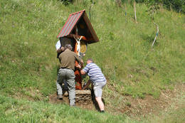 Aufstellen der Hofkreuze im Almenland