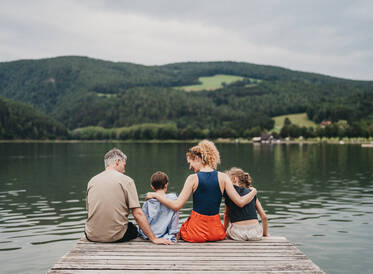 Eine Familie am Steg beim Stubenbergsee.