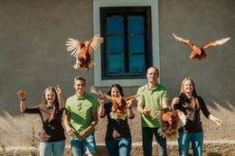 Familie Schrenk mit Hühnern beim Moarhofhechtl im Naturpark Almenland.