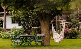 Garten mit Hängesessel