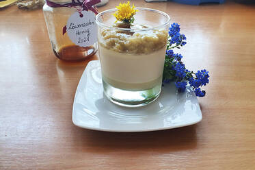 Löwenzahn Panna Cotta Gericht Löwenzahn Panna Cotta Gericht