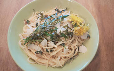 Spaghetti mit Löwenzahnblüten Spaghetti mit Löwenzahnblüten