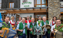 Team und die Stoanis vor dem Haus der Musik