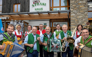 Team und die Stoanis vor dem Haus der Musik