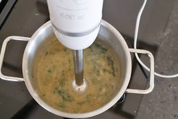 Löwenzahn Wildkräuter Suppe pürieren