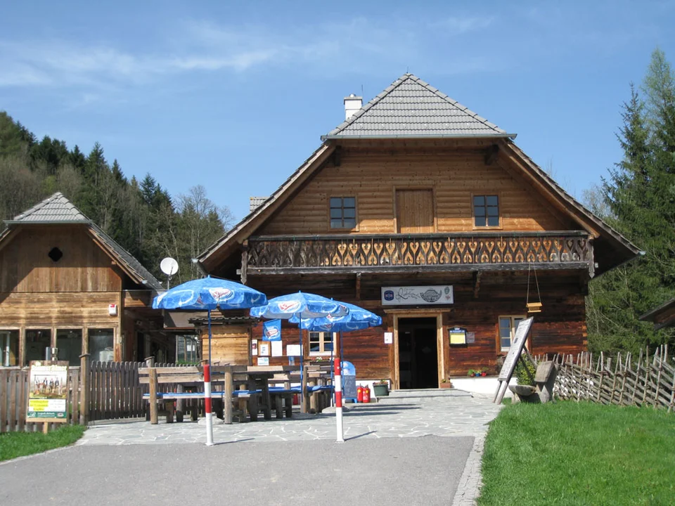 Die urige Rodelstubn gehört zur Sommerrodelbahn in Koglhof