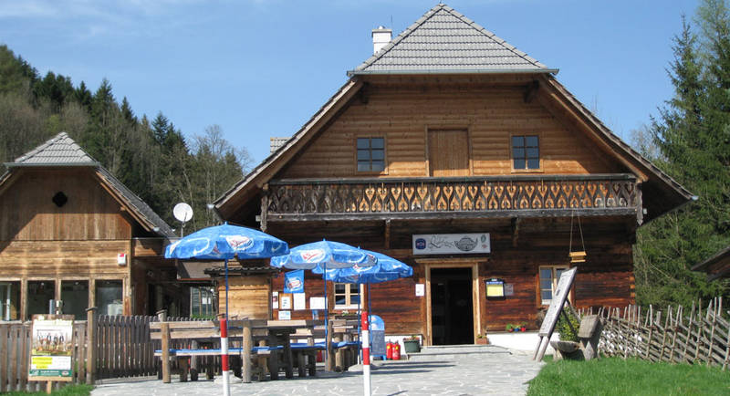 Die urige Rodelstubn gehört zur Sommerrodelbahn in Koglhof