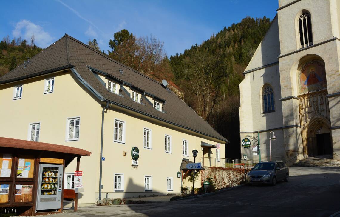 Die Pernegger Dorfstub'n liegt direkt neben der Frauenkirche. Die Pernegger Dorfstub'n liegt direkt neben der Frauenkirche.