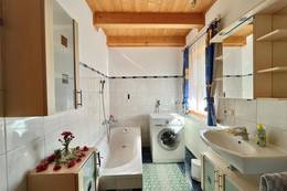 Das Badezimmer mit Badewanne im Ferienhaus Naintschbauer.