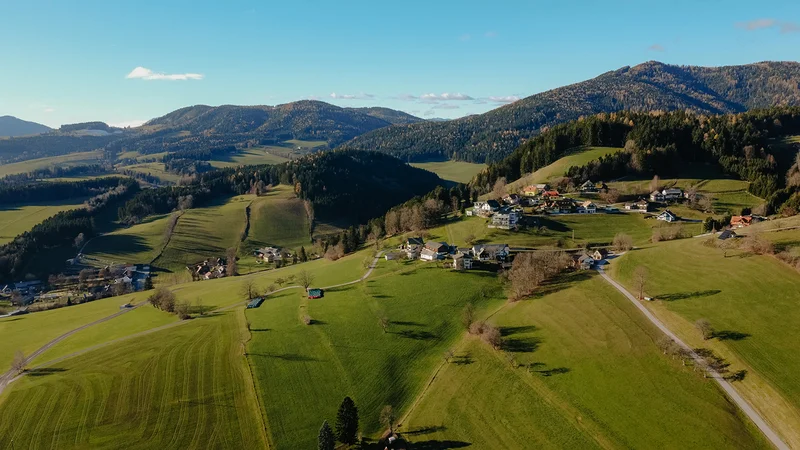 Landschaft des Naturparks Almenland in Luftansicht.