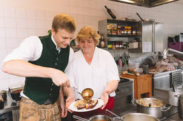 Köstlicher Schweinsbraten beim Dorfwirt Bratl