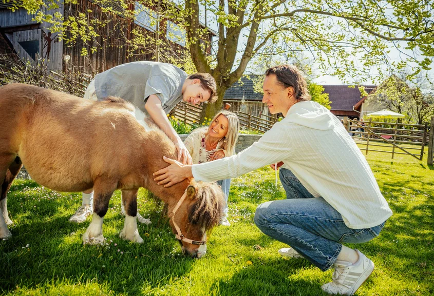 Tiere streicheln am Bauernhof im Urlaub im Naturpark Almenland.