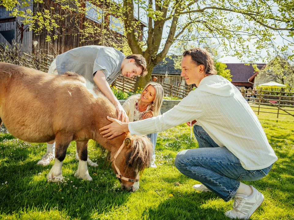 Tiere streicheln und füttern beim Urlaub am Bauernhof im Naturpark Almenland.