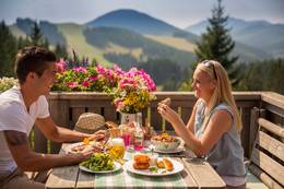 Essen mit Ausblick auf die Sommeralm