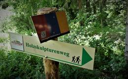 Holzskulpturenweg Wegweiser