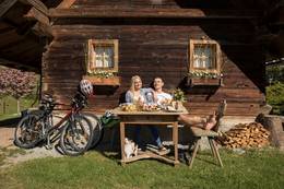 Essen auf der Almhütte