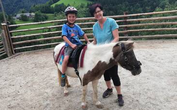 Chefin Silvia Willingshofer mit Reitschüler Chefin Silvia Willingshofer mit Reitschüler
