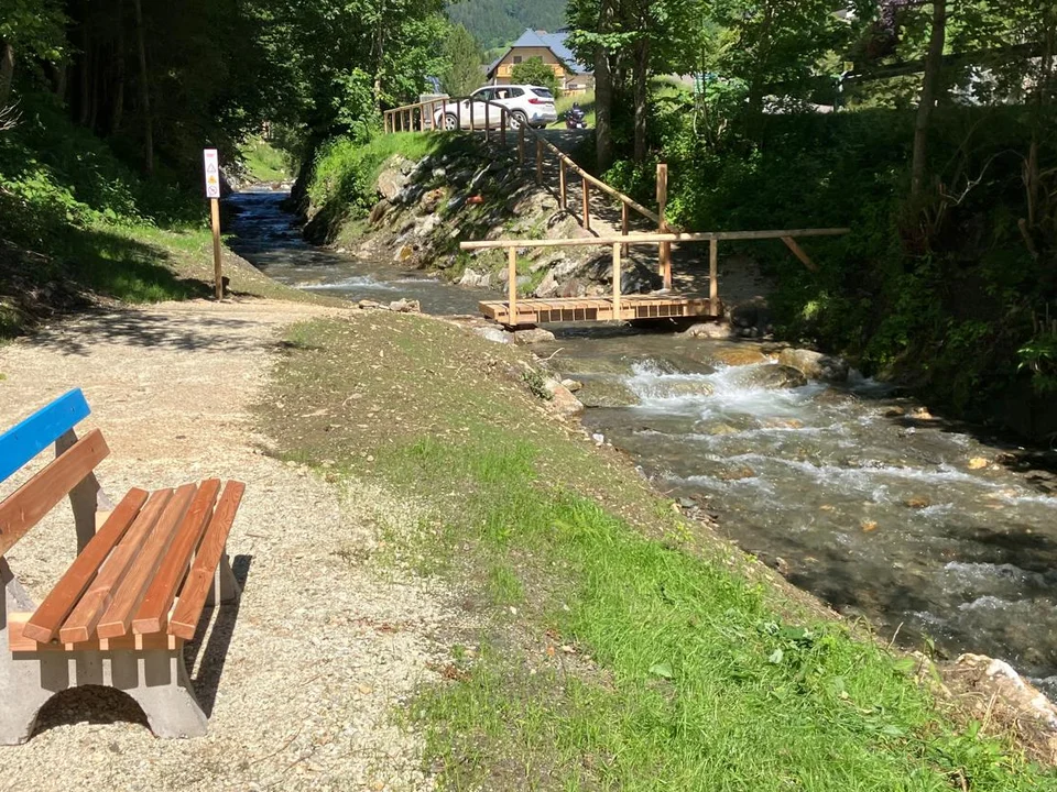 Bank direkt neben dem Bach in Gasen.