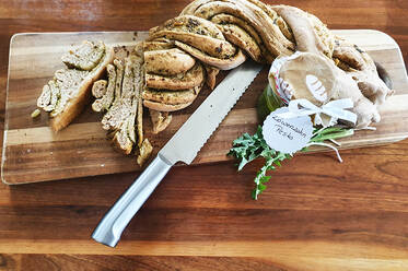 Löwenzahn Pesto Zopf gebacken Löwenzahn Pesto Zopf gebacken