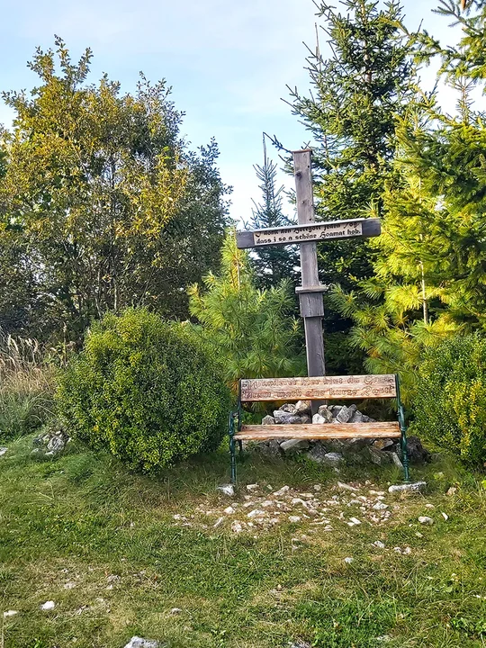 Sattelwegkreuz auf der Wanderung