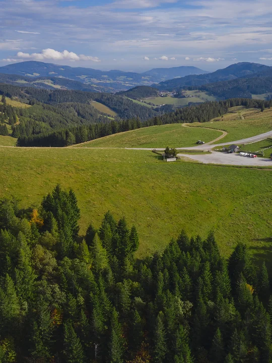 Almlandschaft mit Weitblick über die Sommeralm im Naturpark Almenland.