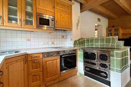 Der Herd mit Ofen im Ferienhaus Naintschbauer.