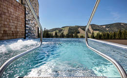 Outdoor Pool beim Almwellness Hotel Pierer