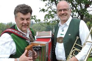 Das Musikduo Steirisch-Echt überzeugt auf Harmonika und Posaune.
