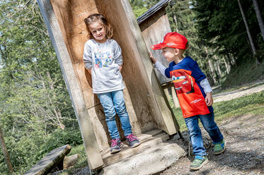Kinder spielen am Spielplatz