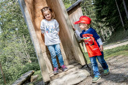 Kinder spielen am Spielplatz