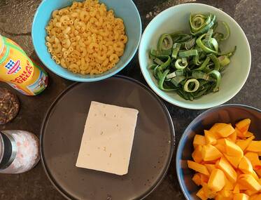 Zutaten aus dem Naturpark Almenland für eine One-Pot-Pasta mit Kürbis & Feta Zutaten aus dem Naturpark Almenland für eine One-Pot-Pasta mit Kürbis & Feta