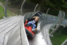 1050 Meter Rodelspaß für Groß und Klein bei der Sommerrodelbahn in Koglhof