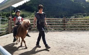Reitunterricht mit Minyponys Reitunterricht mit Minyponys