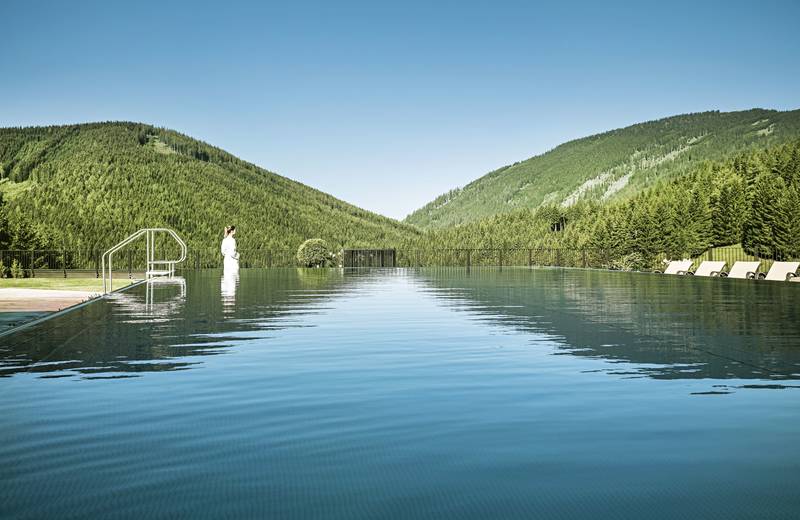 Infinity Pool im Außenbereich beim Almwellness Hotel Pierer