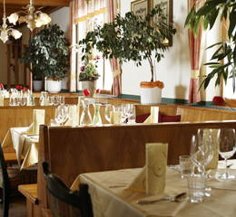 Die schön gedeckte Tafel beim Landhotel Schwaiger in St. Kathrein