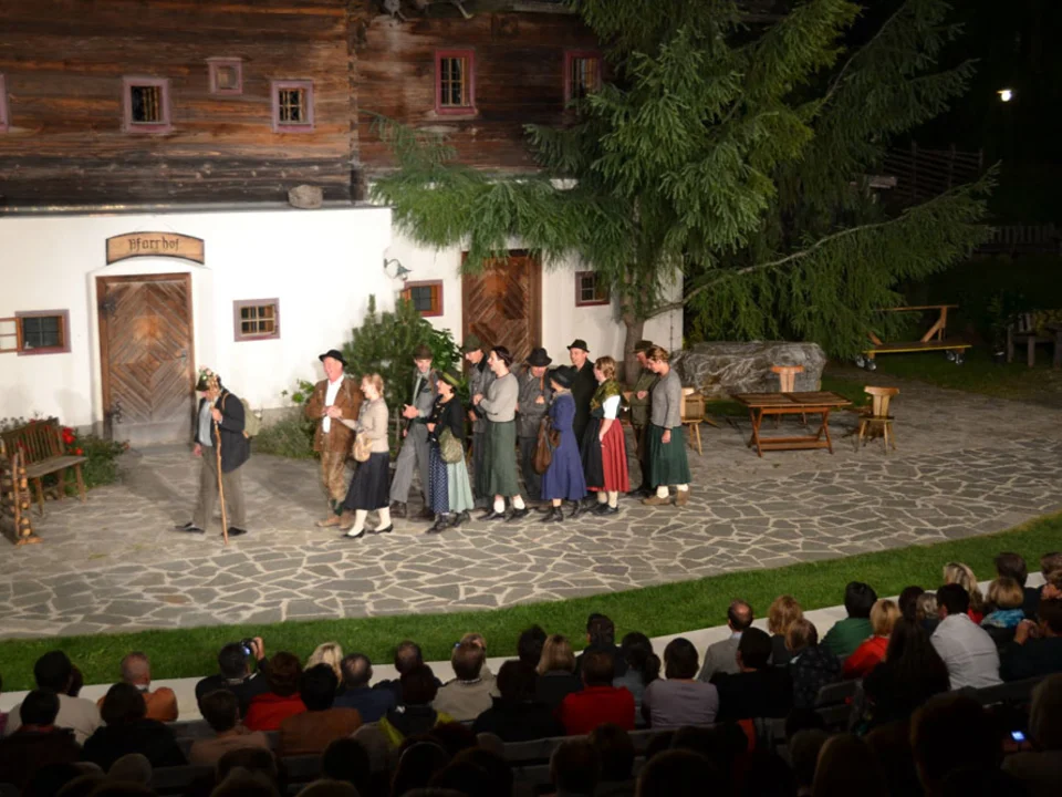 Für das Huabn Theater auf der Brandlucken kommen Gäste von Fern und Nah