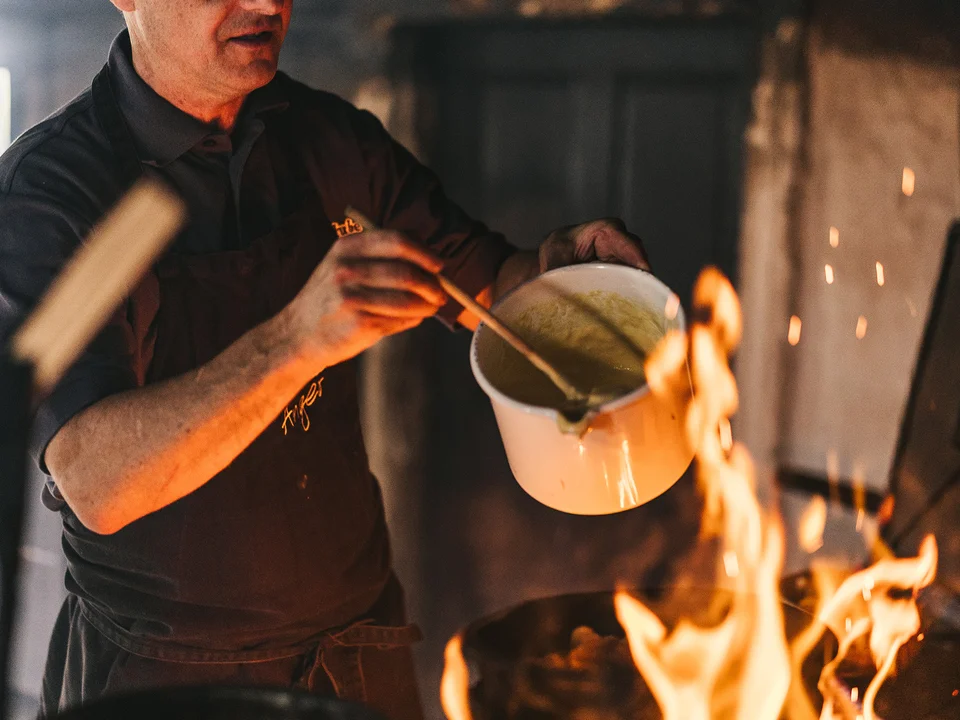 Häfennigl kochen im Rauchstubenhaus Anger. Häfennigl kochen im Rauchstubenhaus Anger.