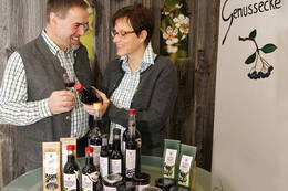Hermine und Eduard Ponsold mit den Aronia Produkten