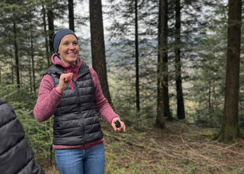 Barbara Pirstinger beim Kräuterspaziergang.
